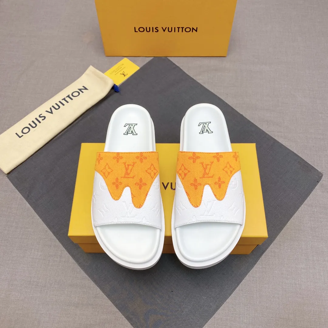 P300 🔍Top purchasing agent LV men's spring and summer slippers counter synchronization. The uppers are made of cowhide fabric imported from Italy, with logo graphics and high-quality craftsmanship. The soles are: original soles specially provided by the original factory. Exclusive molded soles are super comfortable. Original factory follow-up orders. 🔍🔍High quality. You can enter and leave the counter at will. Welcome to compare. Code number 38-45 No. 058